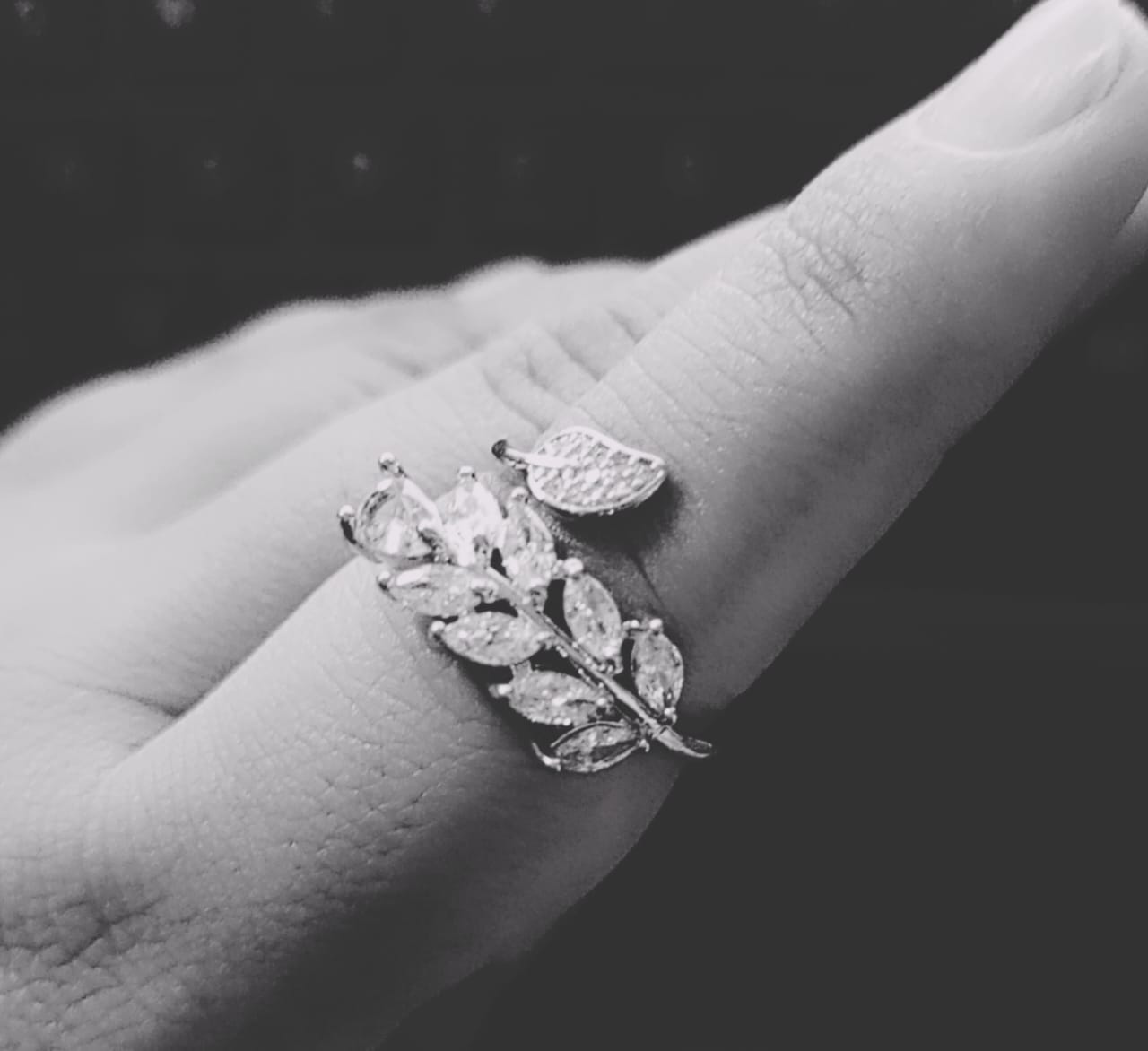 Elegant Silver Leaf Style Zirconic Ring Jewelry (Adjustable)