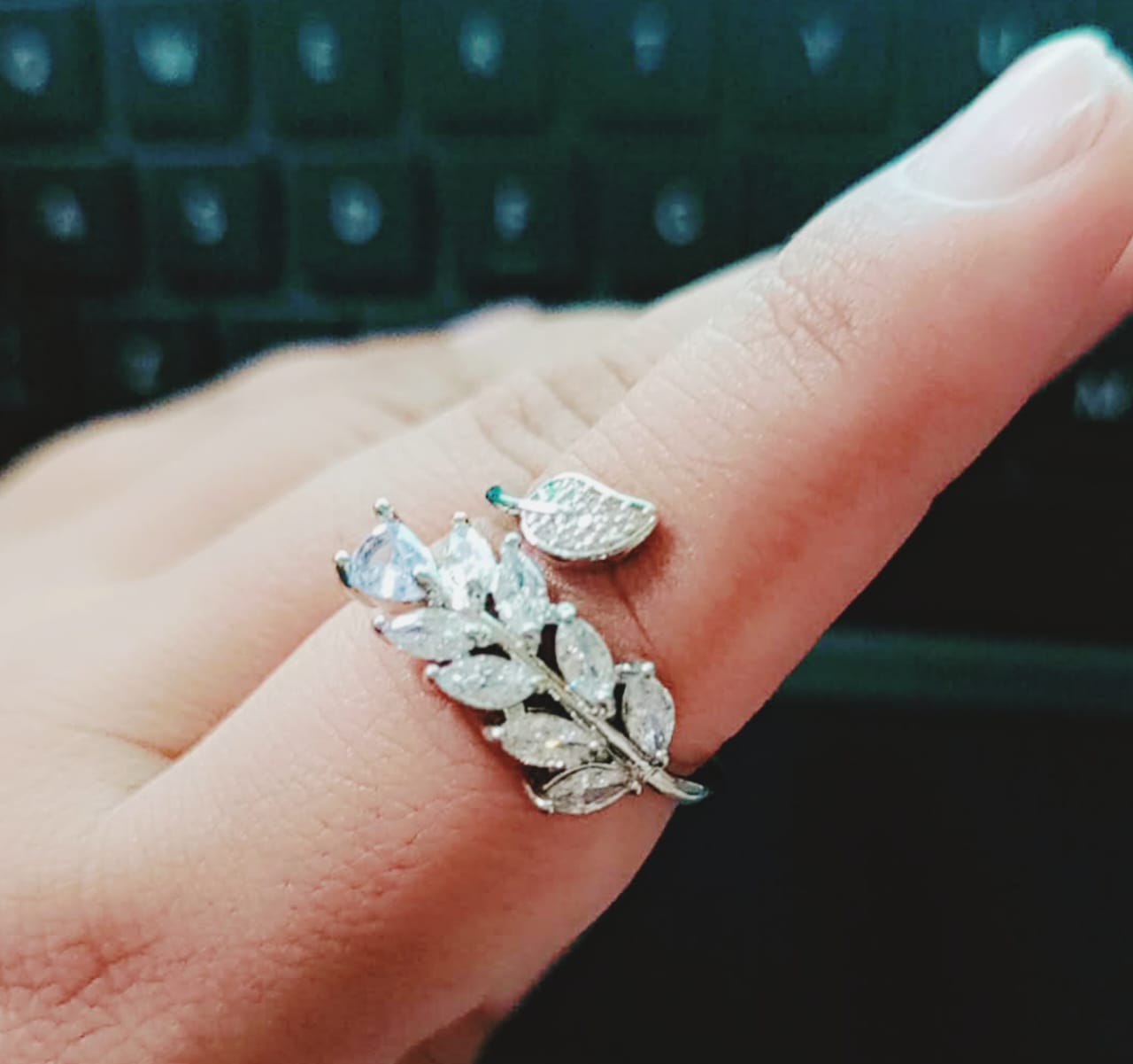 Elegant Silver Leaf Style Zirconic Ring Jewelry (Adjustable)